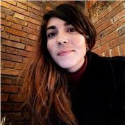 Profesora de español imparte clases de caligrafía y ortografía
